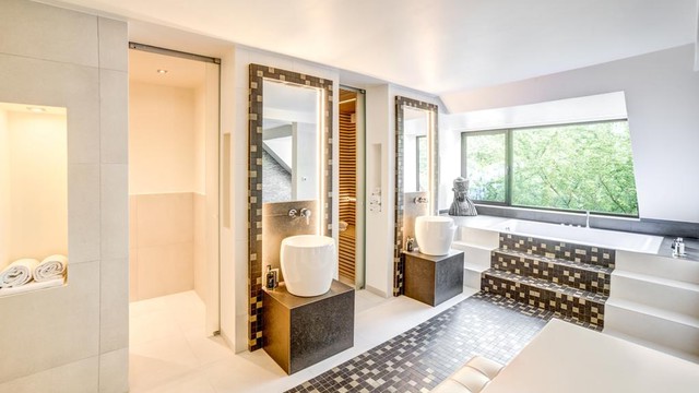 Royal suite bathtub